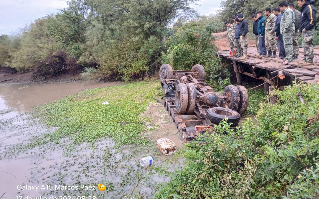 Camión militar cae de precario puente: reportan un fallecido y varios heridos