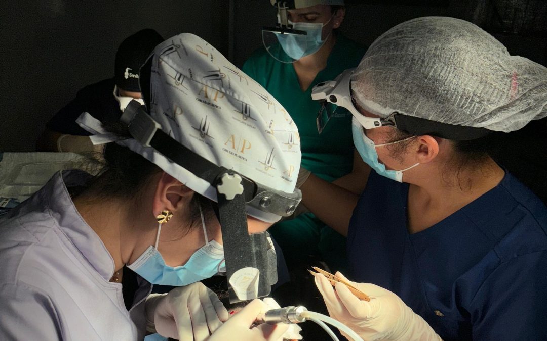 Realizan con éxito cirugía de trasplante capilar a niña de 6 años