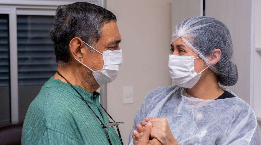 Hermoso acto de amor: padre recibió un riñón de su hija