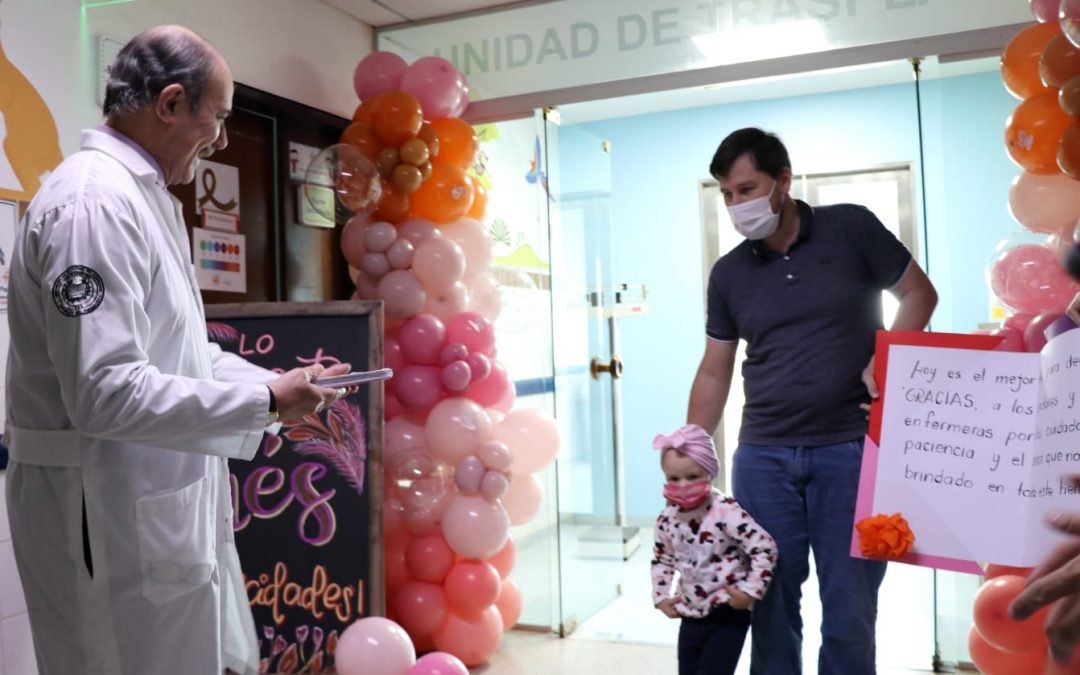 Paciente pediátrica recibe el alta luego de un trasplante para tratar un tumor