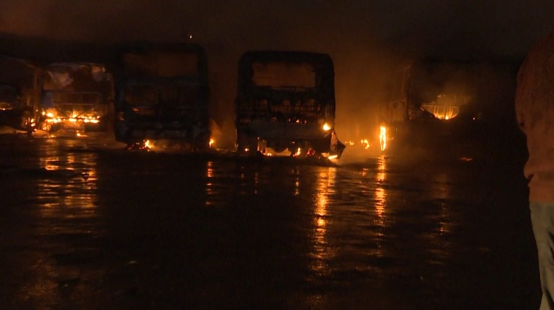 Ocho colectivos se incendiaron por completo en Loma Pytã