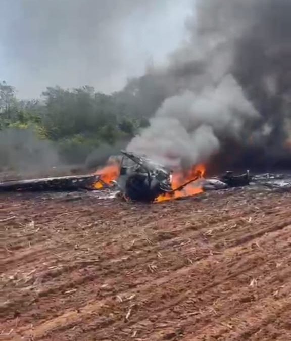 Caazapá: Capotó una avioneta en predio de agroganadera