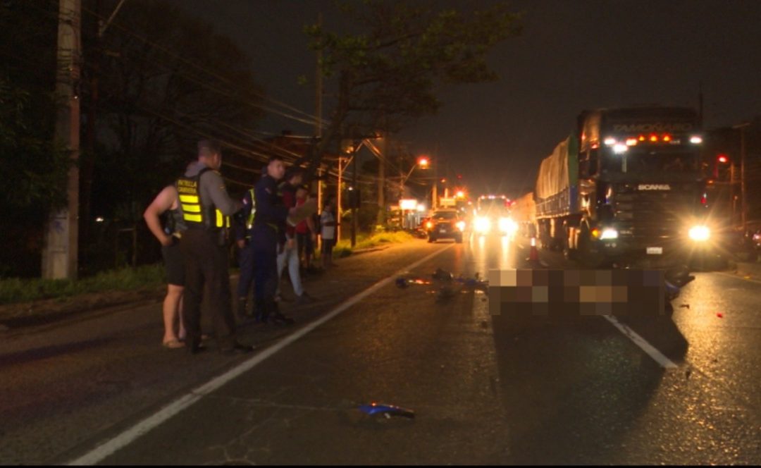 Motociclistas mueren tras impactar contra camión demorado por la Caminera