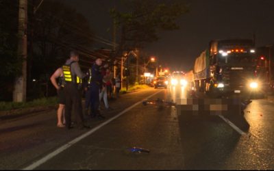 Motociclistas mueren tras impactar contra camión demorado por la Caminera