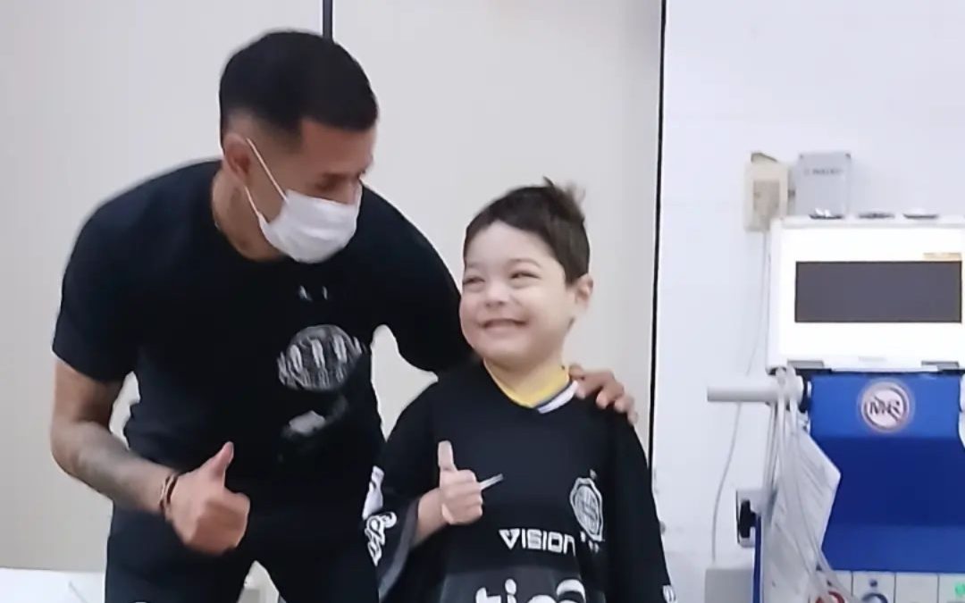 El pequeño Milan recibió la visita de Derlis González en el Hospital Acosta Ñu