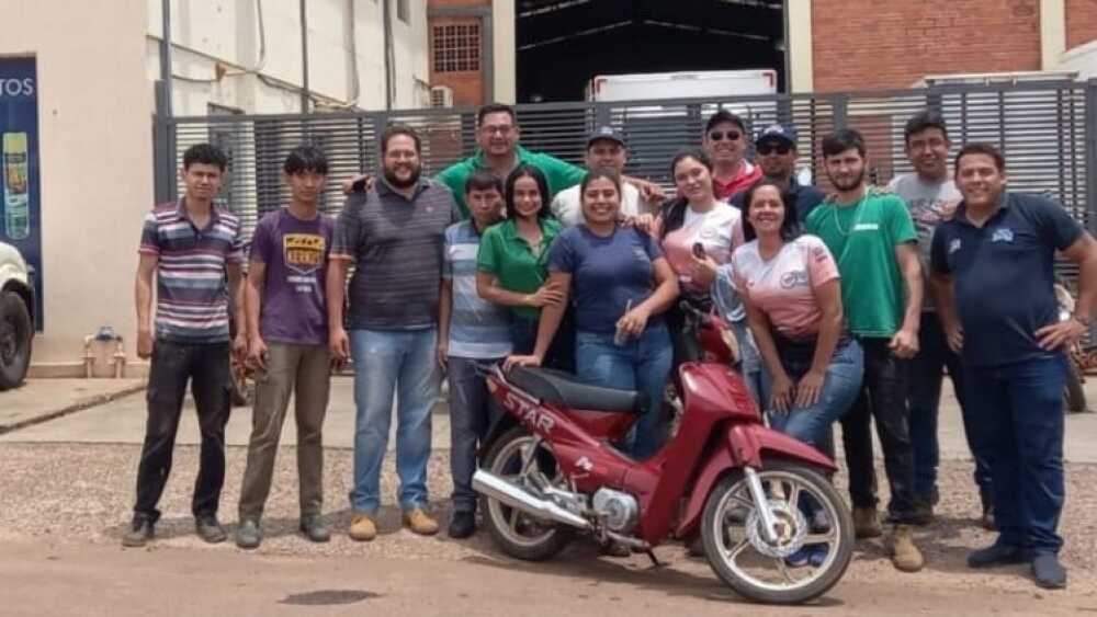 Acto de solidaridad: compañeros de trabajo regalan motocicleta a víctima de robo