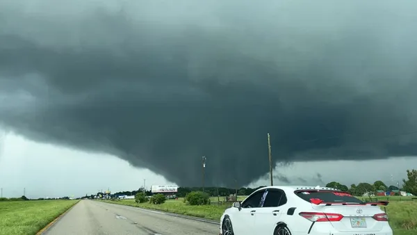 Tornados azotan Florida, mientras se espera la llegada de Milton