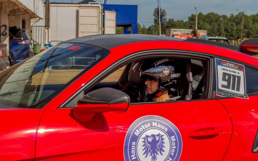 Piloto de 72 años muere durante una carrera en el autódromo Rubén Dumot