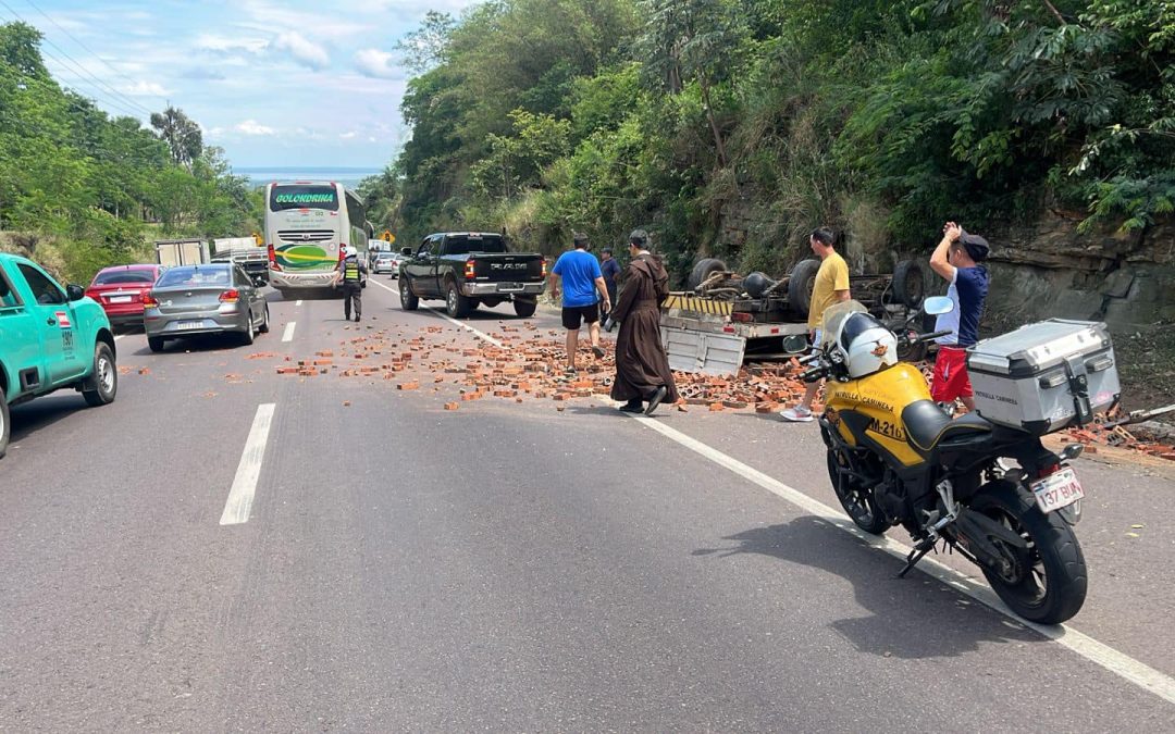 Reportan dos heridos tras vuelco de camión en zona de Pedrozo