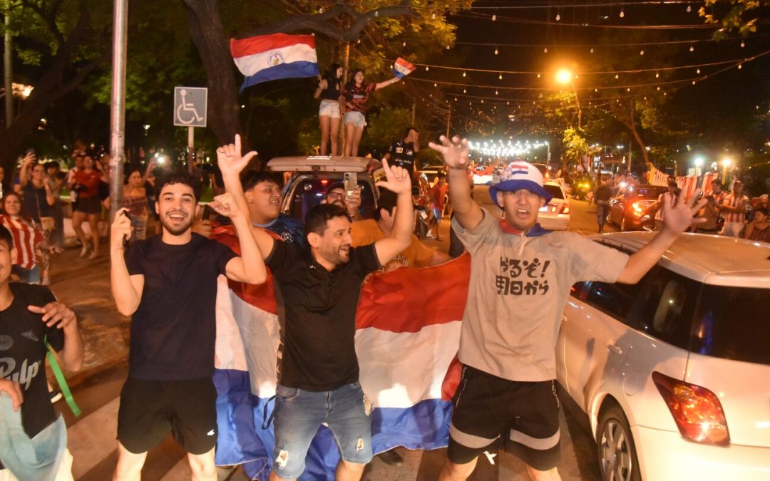 ¡Fiesta albirroja en todo el país! La gente salió a las calles a celebrar el triunfo