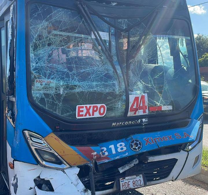 Choque entre buses en Limpio deja al menos 20 heridos