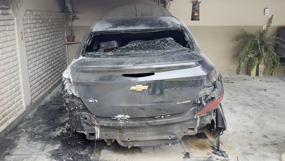 Docente denunció que su automóvil fue incendiado tras derramarle combustible