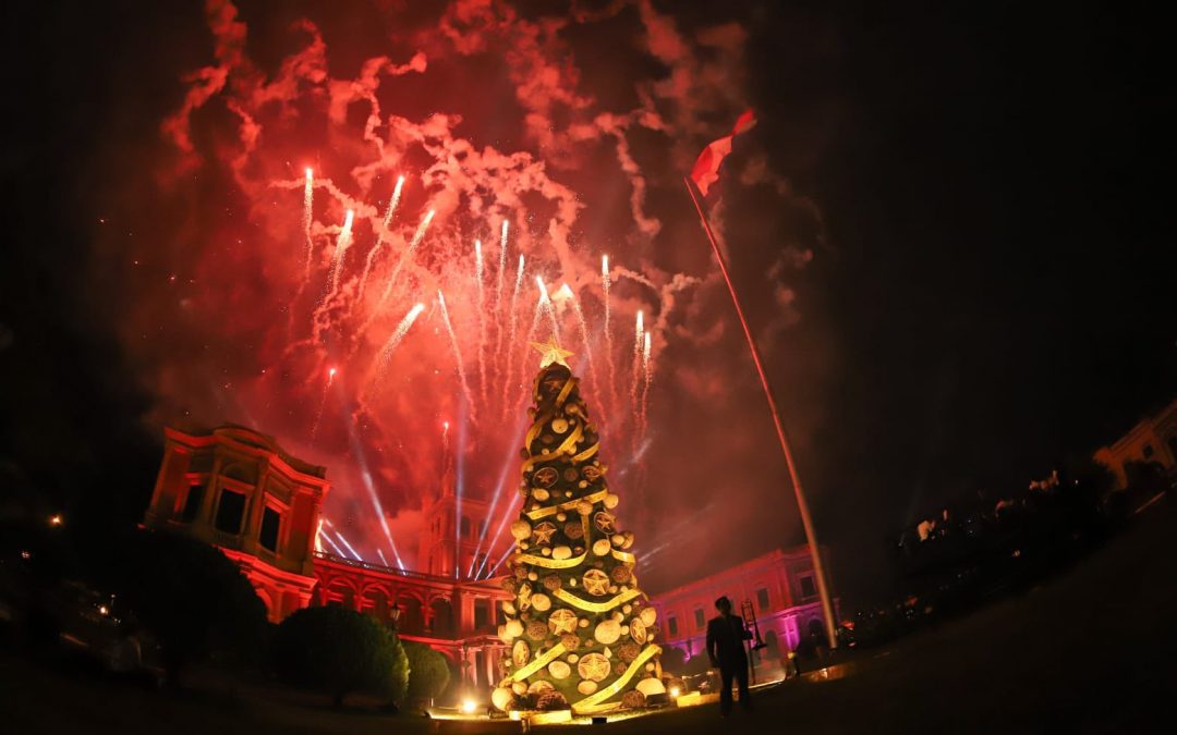 Con el encendido del árbol navideño del Palacio, dan inicio a la “Guarania de Navidad”