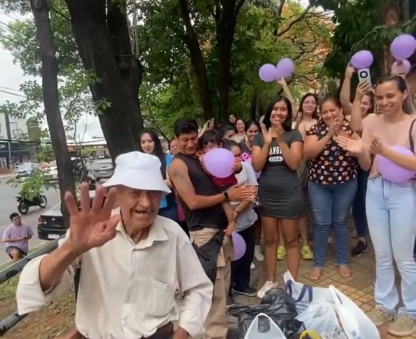 ¡”Batallón de Amor Paraguay” sorprende a adulto mayor!