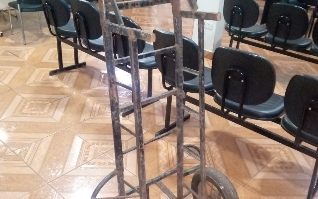 Delincuentes utilizaron una carretilla para intentar llevar una caja fuerte