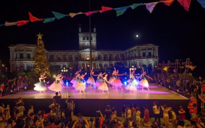 El espectáculo de El Cascanueces iluminó la noche frente al Palacio