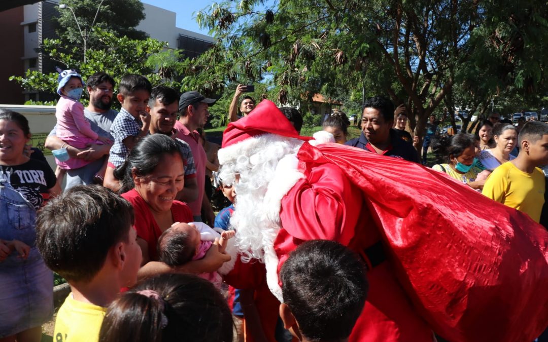 ¡Papá Noel llegó al Hospital de Clínicas con muchos regalos!