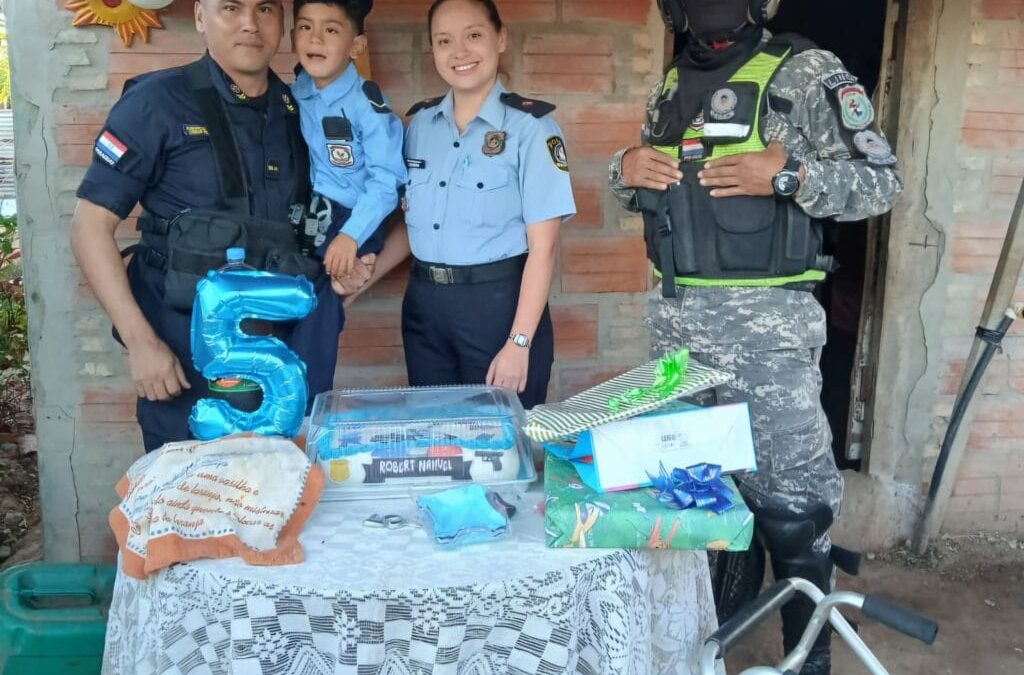 Agentes de la Policía regalan alegría a un pequeño niño en su cumpleaños