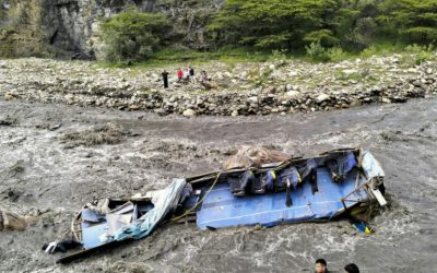 Caída de bus al río deja 6 fallecidos, 17 desaparecidos y 32 heridos en Perú