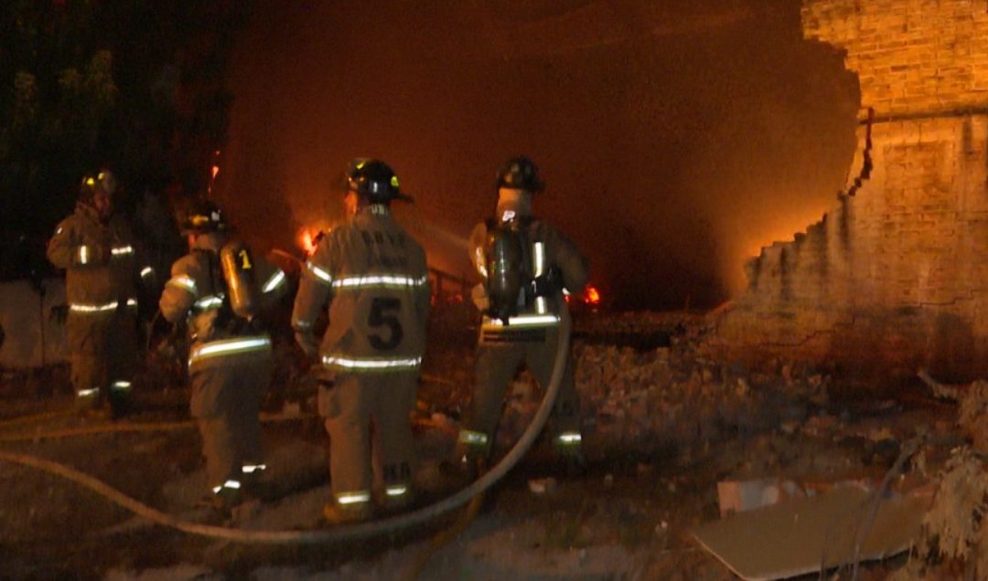 Fuego consume por completo un depósito de carpintería en Lambaré