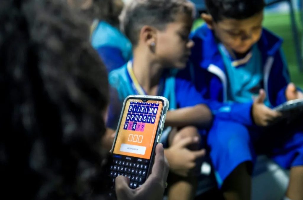 Brasil: Lula sancionó ley que prohíbe uso de celulares en las escuelas