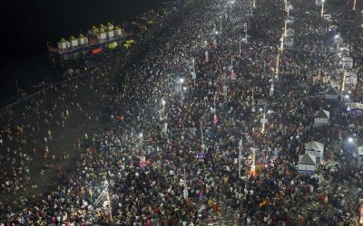 Estampida durante festival religioso en la India deja decenas de muertos