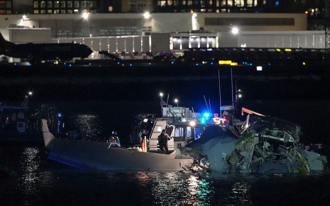 EE.UU.: choque entre avión de pasajeros y helicóptero deja decenas de muertos