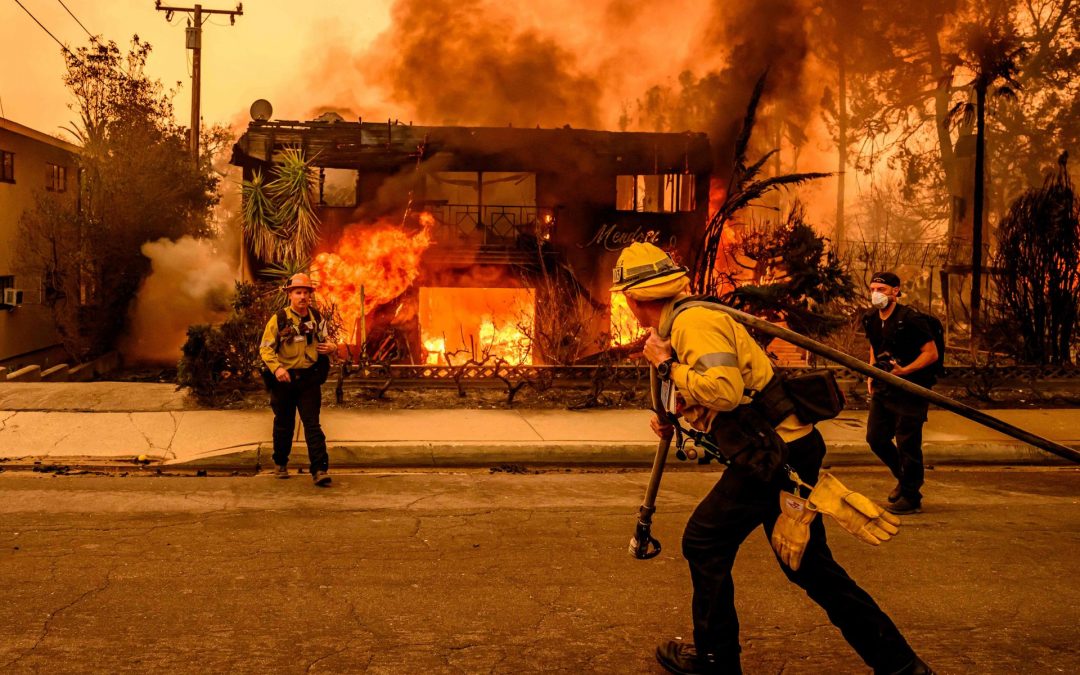 Ascienden a 10 los muertos por los incendios forestales en Los Ángeles