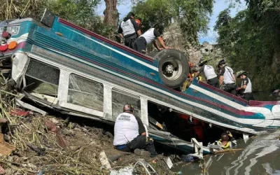 Reportan 51 fallecidos tras caída de bus de un puente en Guatemala