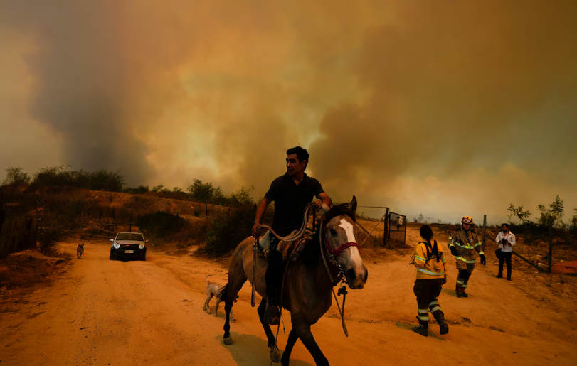 Emiten alerta máxima en el centro sur de Chile por ola de incendios forestales