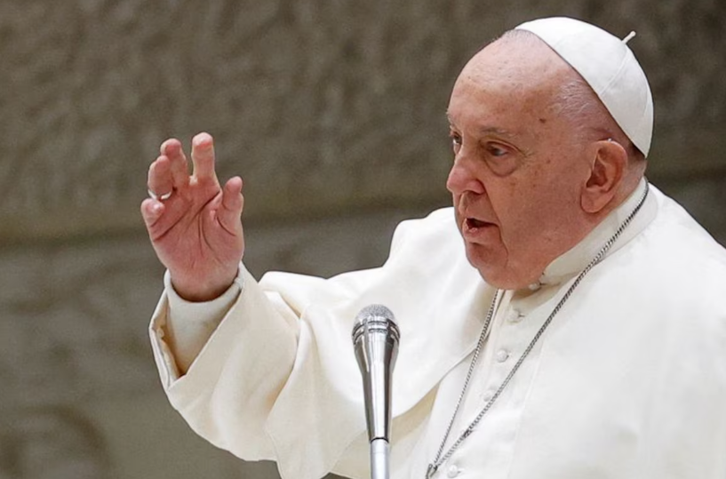 Desde el Vaticano informaron que el Papa tuvo una leve mejoría