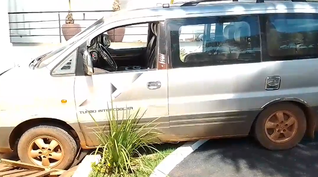 Mujer muere arrollada por vehículo estacionado sin freno de mano