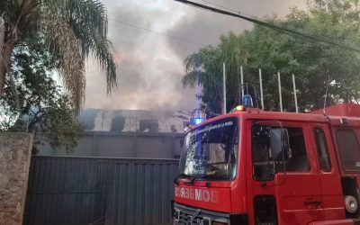 Incendio consume depósito de transportadora en Fernando de la Mora