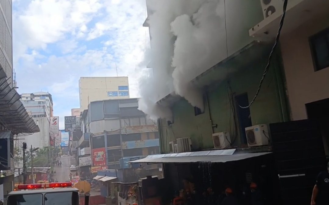 Incendio consume edificio céntrico de Ciudad del Este