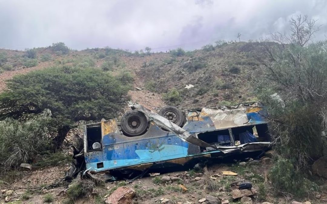 Tragedia en Bolivia: 28 muertos tras caída de bus a un precipicio