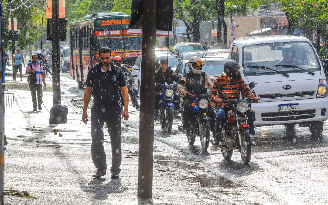 Jueves caluroso, con chaparrones y ocasionales tormentas eléctricas