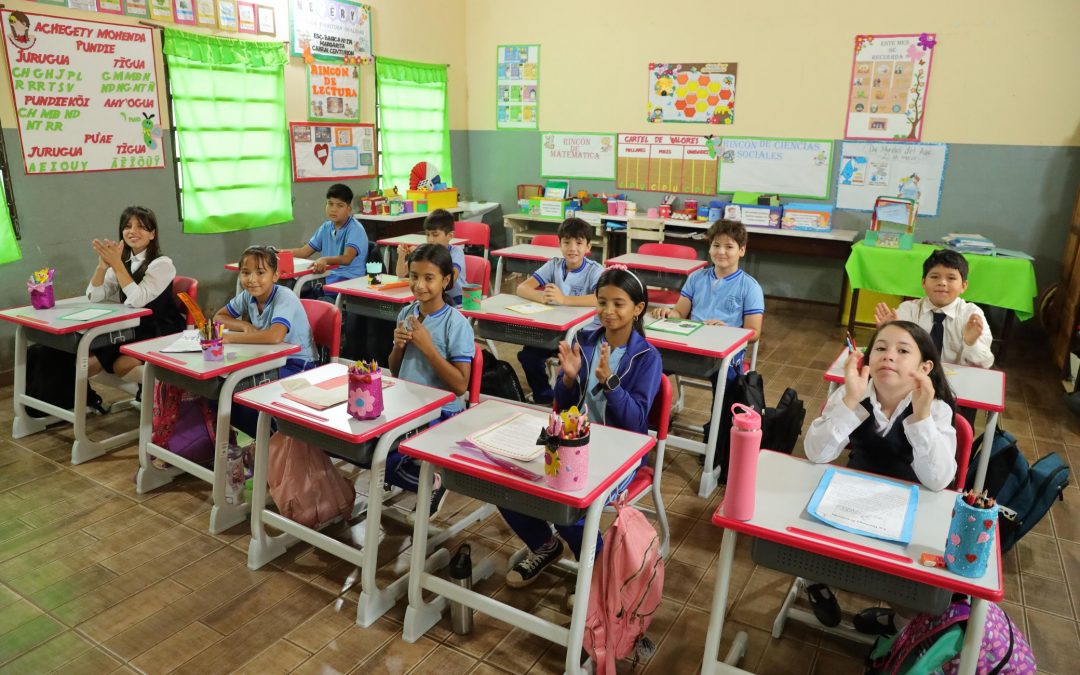 Gobierno inició entrega de 330 mil mobiliarios escolares