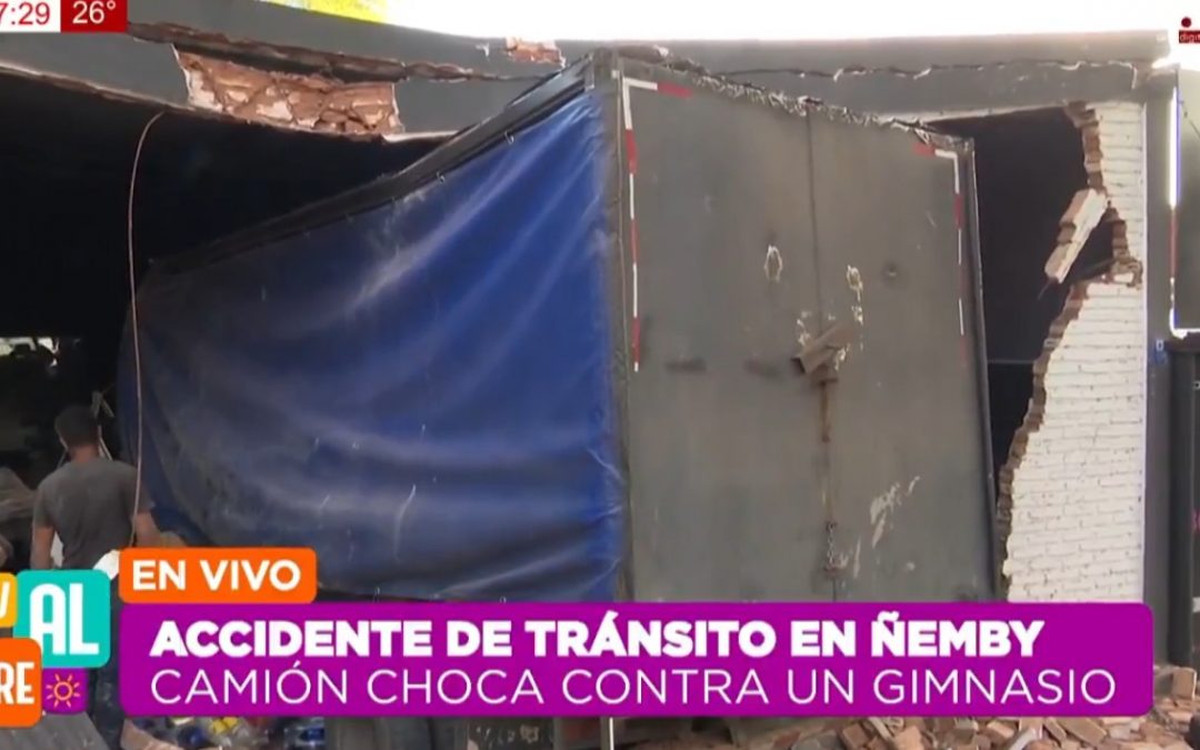 Accidente en Ñemby: camión pierde los frenos y choca contra un gimnasio