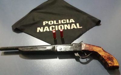 Detienen a hombre que golpeó y amenazó a su suegra con una escopeta