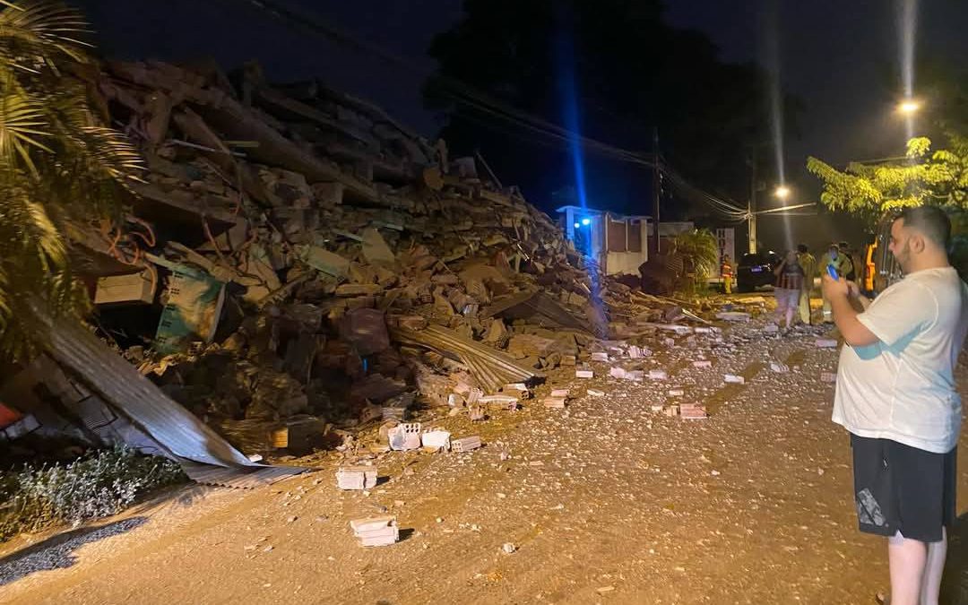 Encarnación: edificio en construcción se desploma y buscan a dos mujeres