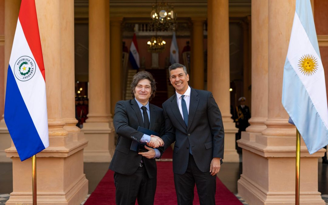 Santiago Peña recibió a Javier Milei en el Palacio de Gobierno