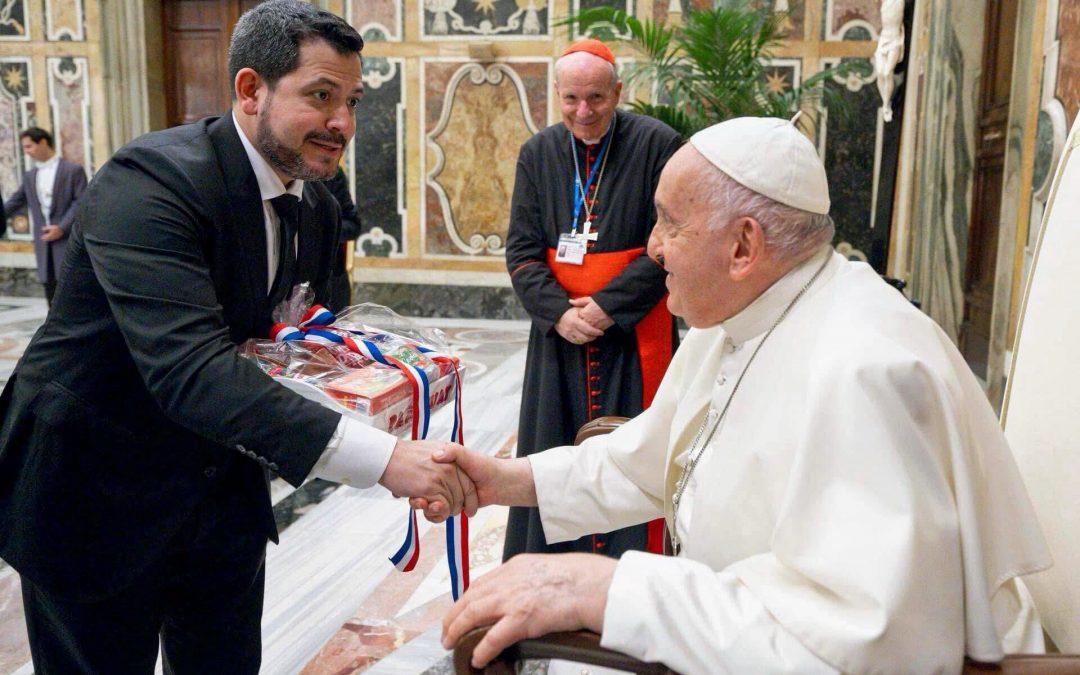 Raúl Latorre y su esposa despiden al papa Francisco