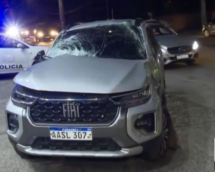 Hombre desnudo habría robado una camioneta y chocó contra dos columnas en Asunción