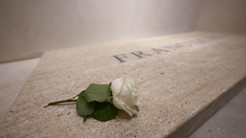 Como señal de su vínculo con Teresita, una rosa blanca descansa sobre la tumba del papa