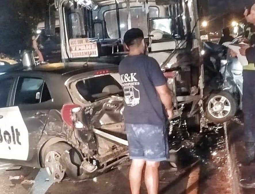 Bus pierde los frenos y choca contra tres vehículos en San Antonio