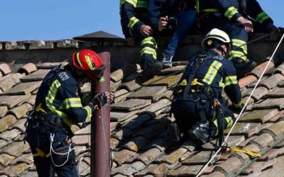 Vaticano instala chimenea que anunciará al nuevo papa