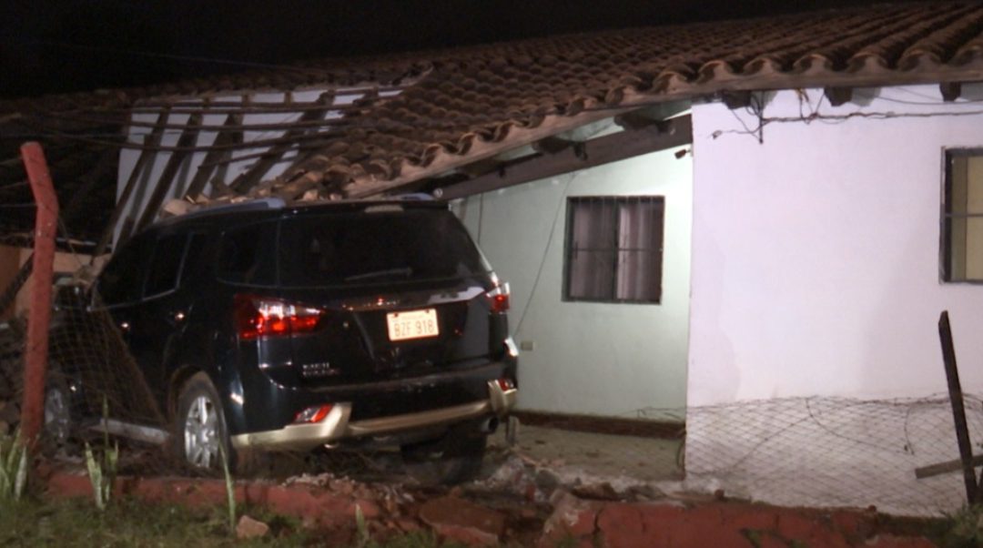 Conductora ebria derribó parte de una vivienda en Capiatá