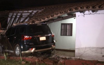 Conductora ebria derribó parte de una vivienda en Capiatá