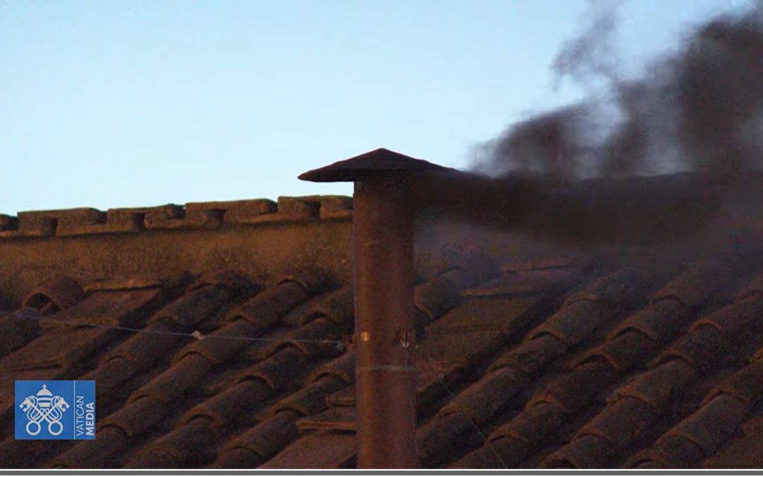 Primera fumata en el Vaticano: humo negro anuncia que aún no hay sucesor de Francisco