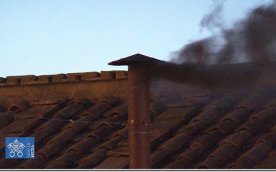 Primera fumata en el Vaticano: humo negro anuncia que aún no hay sucesor de Francisco